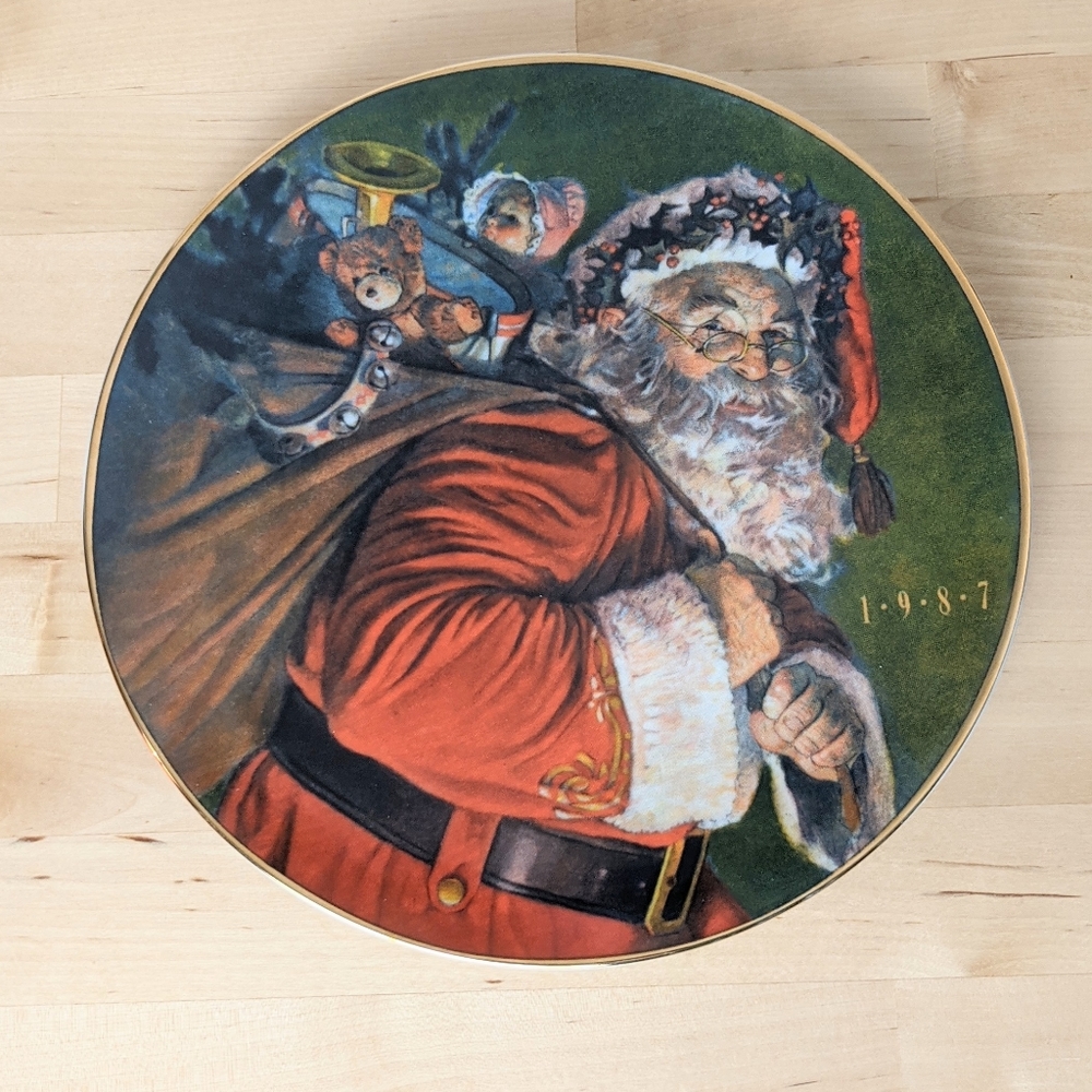 Avon 1987 Christmas Plate The Magic Santa brings